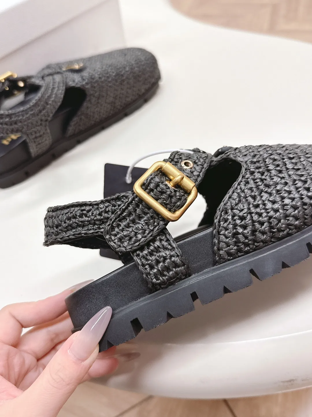 👟👟Ex-factory price 640👟👟 Original environmentally friendly PP paper material, high version prada Roman woven thick-soled rubber sandals, latest environmentally friendly ♻️PP material, high price, fully handmade crochet, just like knitting sweaters, slow work and meticulous work, retro fashionable and avant-garde thick-soled soles with rubber uppers, retro wood grain to meet the various choices of fashionable people of different styles! The iconic metal triangle logo is paired with the shape of ancient beach sandals. Every design element is fashionable! Code number 35-41